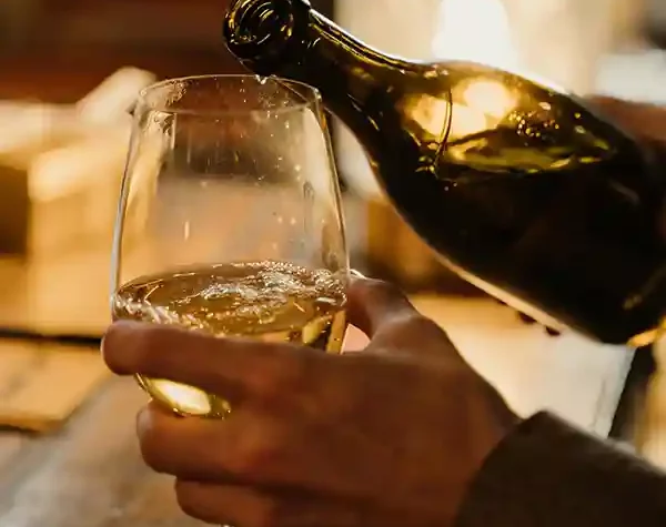 Un moment de dégustation avec un service de vin blanc soigné au restaurant Le Solstice à Cassis.