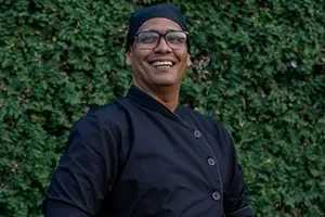 Le sourire et le savoir faire du chef de cuisine du restaurant de Cassis, Le Solstice.