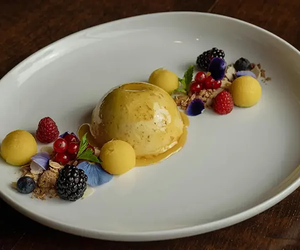 Un entremet glacé délicatement dressé avec ses fruits rouges frais au restaurant Le Solstice à Cassis.