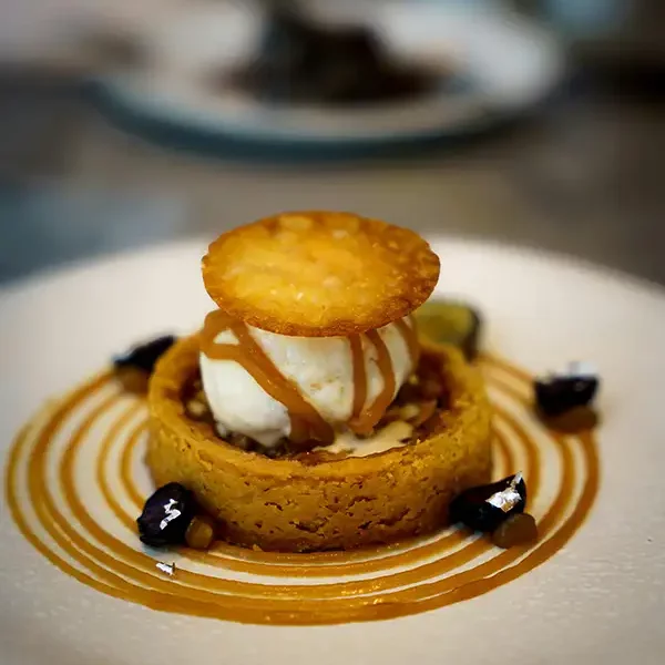 Succombez à la tartelette gourmande à la mûre et sa boule de glace au restaurant Le Solstice à Cassis.