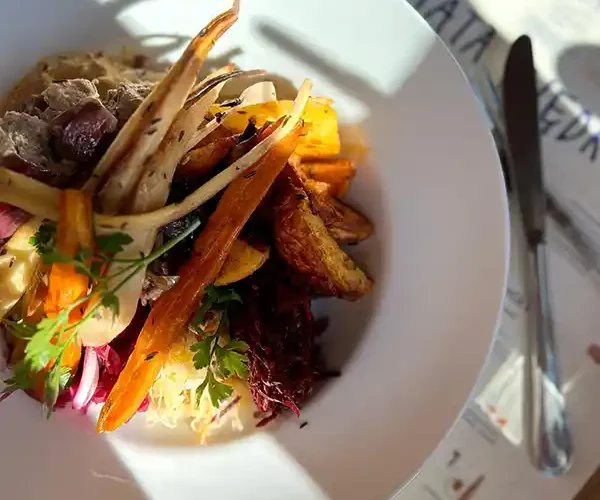 Assiette gourmande de légumes racines rôtis au soleil, une spécialité du restaurant Le Solstice à Cassis.