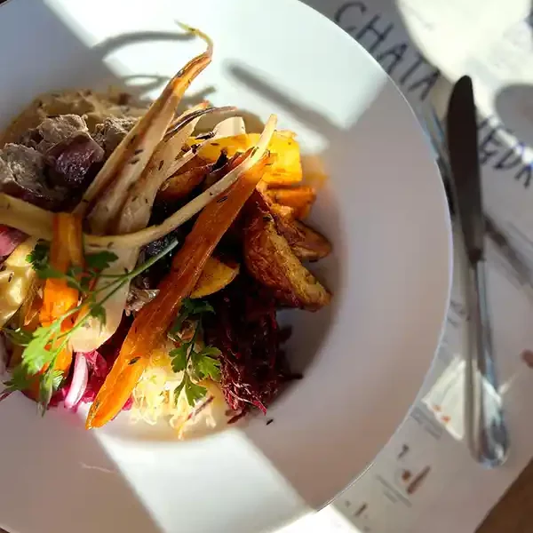 Assiette gourmande de légumes racines rôtis au soleil, une spécialité du restaurant Le Solstice à Cassis.