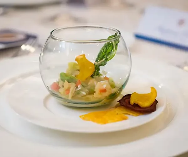 Une mise en bouche délicate et croquante servie au restaurant Le Solstice à Cassis.