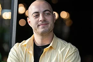Le manager de boucherie du restaurant Le Solstice à Cassis souriant.