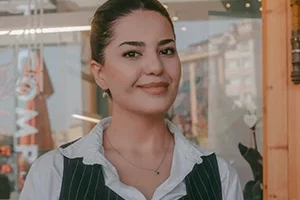 manager salle souriante prête à vous recevoir au restaurant Le Solstice à Cassis.