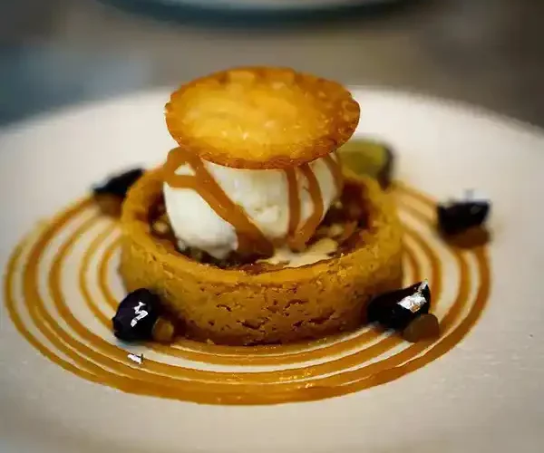 Tartelette aux mûres réalisée à Cassis dans le restaurant Le Solstice.