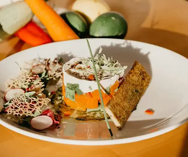 Cylindre de courges et chèvre frais, une création culinaire du restaurant Le Solstice à Cassis.