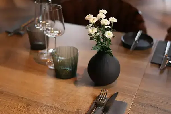 Une élégante décoration florale sur les tables du restaurant Le Solstice à Cassis pour une atmosphère raffinée.