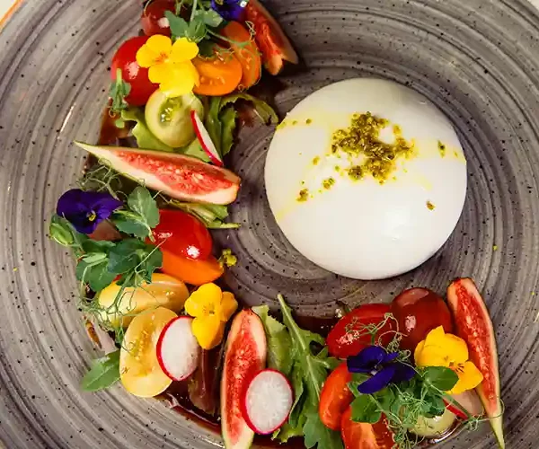 Savourez notre burrata crémeuse accompagnée de figues et tomates cerises au restaurant Le Solstice à Cassis.