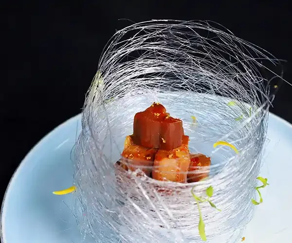 Une création aux agrumes protégée par son dôme de sucre filé au restaurant Le Solstice à Cassis.